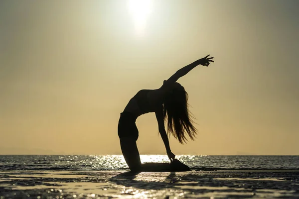 Gün Batımında Tropik Plajda Yoga Pozu Veren Kadın Silueti Beyaz — Stok fotoğraf