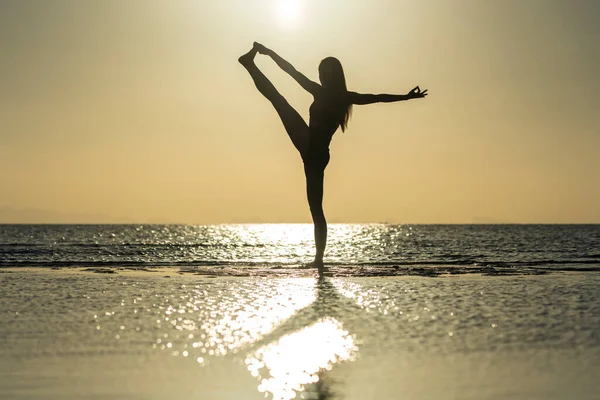 Silueta Mujer Pie Postura Yoga Playa Tropical Durante Puesta Del — Foto de Stock