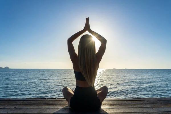 Silhuett Kvinna Som Sitter Yogapose Den Tropiska Stranden Solnedgången Kaukasiska — Stockfoto