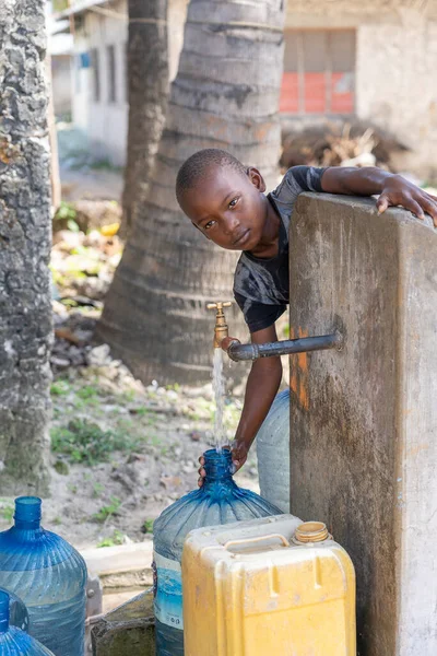 Zanzíbar Tanzania Octubre 2019 Niño Africano Identificado Llena Recipiente Con —  Fotos de Stock