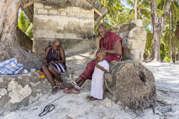 Sansibar Tansania November 2019 Afrikanische Masai Familie Traditioneller Kleidung Sandstrand — Stockfoto