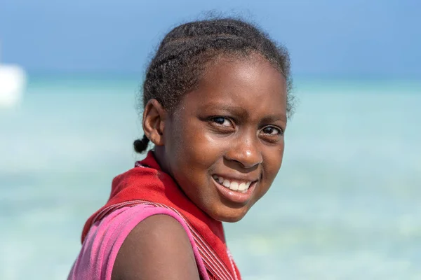 Zanzibár Tanzánia 2020 Január Fiatal Afrikai Lány Trópusi Tengerparton Zanzibár — Stock Fotó