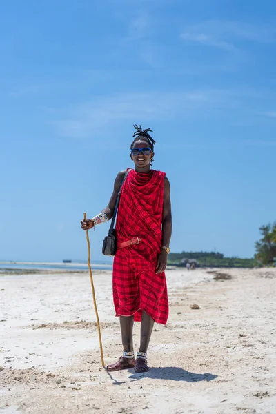坦桑尼亚桑给巴尔 2020年1月7日 在坦桑尼亚桑给巴尔岛的沙滩上 身着传统服装的非洲男人马萨伊站在海边 近在咫尺 — 图库照片
