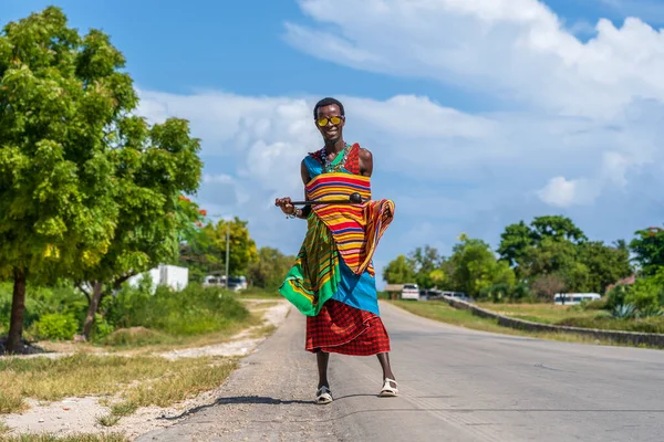 Zanzibar Tanzanie Ledna 2020 Africký Masaj Oblečený Tradičním Oblečení Kráčející — Stock fotografie