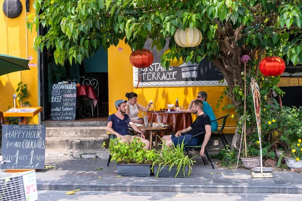 Гой Єтнам Березня 2020 Європейські Туристи Відпочивають Вуличному Ресторані Біля — стокове фото