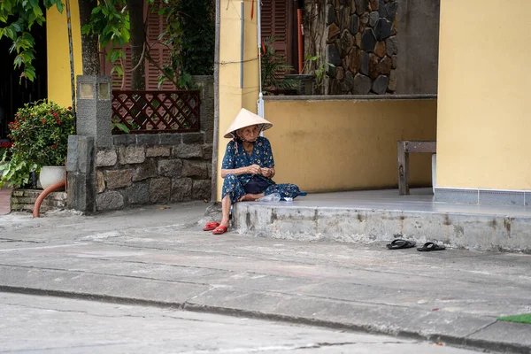 越南海安 2020年3月16日 一位头戴草帽的越南老妇人坐在越南海安古城附近的一条街上 — 图库照片