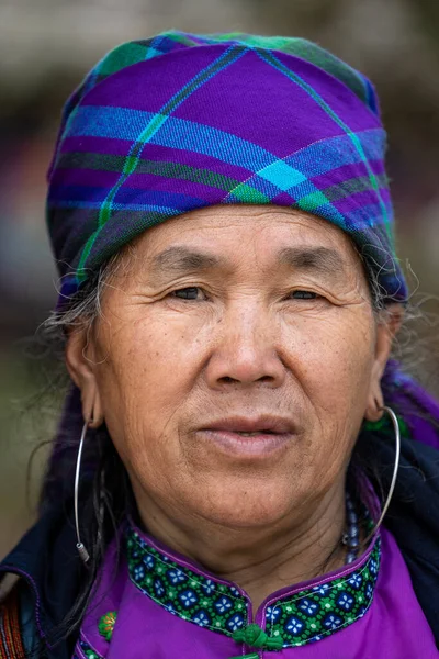 Sapa Vietnam Maart 2020 Etnische Hmongvrouw Traditionele Kledij Sieraden Wacht — Stockfoto