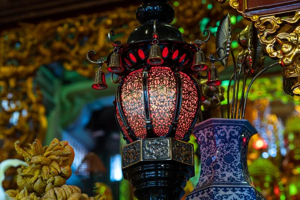 Lampe Chinoise Décorative Vase Porcelaine Offrandes Dans Temple Bouddhiste Près — Photo