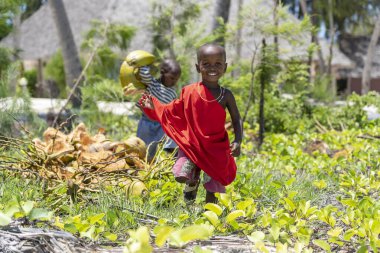Zanzibar, Tanzanya - 11 Kasım 2019: Zanzibar Adası, Tanzanya, Doğu Afrika 'daki tropik plajda iki Afrikalı çocuk