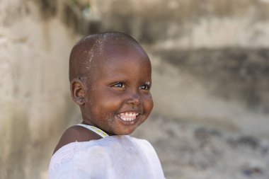Zanzibar, Tanzanya - 11 Kasım 2019: Zanzibar Adası, Tanzanya, Doğu Afrika 'daki tropikal plajdaki TAfrican masai çocukları