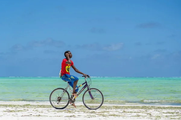 タンザニアのザンジバル 11月11 2019 未知の男は 東アフリカタンザニアのザンジバル島の干潮時に砂浜に自転車に乗る — ストック写真