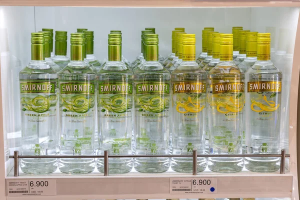 Mascate Omã Janeiro 2020 Garrafas Vodka Smirnoff Uma Prateleira Aeroporto — Fotografia de Stock