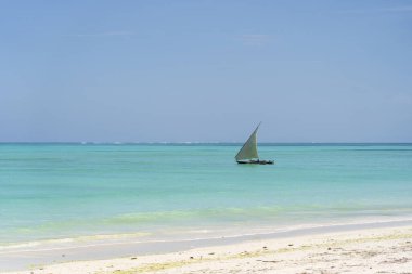 Doğu Afrika, Tanzanya 'daki Zanzibar adasında yelkenli gemi ve mavi gökyüzü. Seyahat ve doğa kavramı