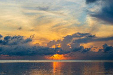 Hint Okyanusu üzerinde Tanzanya 'nın Zanzibar adasında, Doğu Afrika' da güzel bir gündoğumu. Seyahat ve doğa kavramı. Sabah gökyüzü, bulutlar, güneş ve deniz suyu