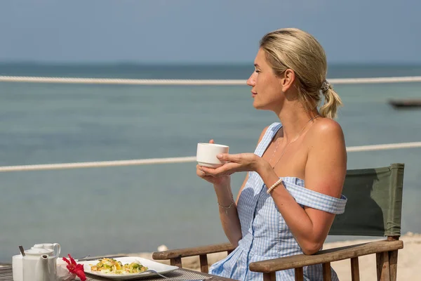 Genç Bir Kadın Tropikal Sahilde Güneş Doğarken Otel Restoranında Romantik — Stok fotoğraf