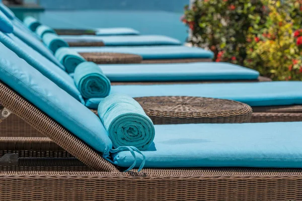 Närbild Handdukar Solstolar Nära Lyxig Pool Tropisk Resort Spa Zanzibar — Stockfoto