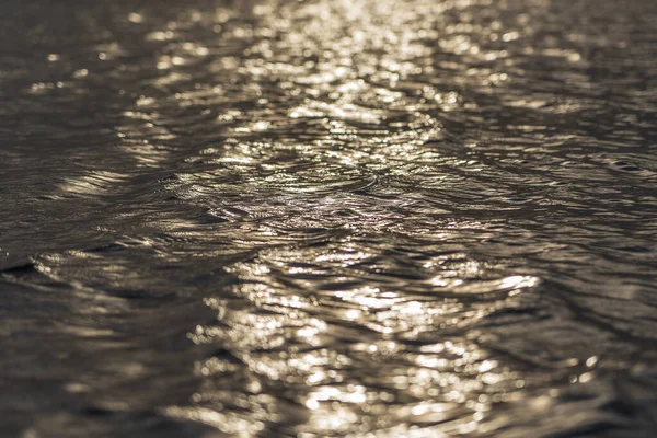 Oberflächenwasser Des Meeres Oder Ozeans Bei Sonnenuntergang Mit Goldenem Lichtton — Stockfoto