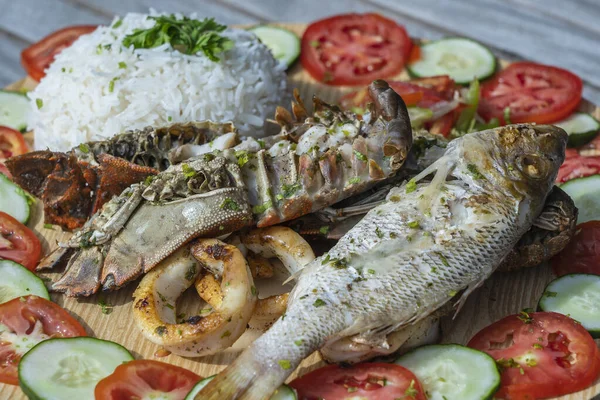 白饭配海鲜和蔬菜 位于坦桑尼亚桑给巴尔岛的一家餐馆的鱼 西红柿和黄瓜 — 图库照片
