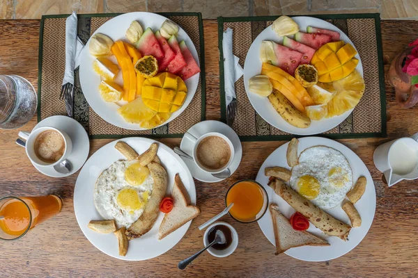 Тропический Завтрак Фруктов Кофе Яичницы Бананового Блина Двоих Пляже Возле — стоковое фото