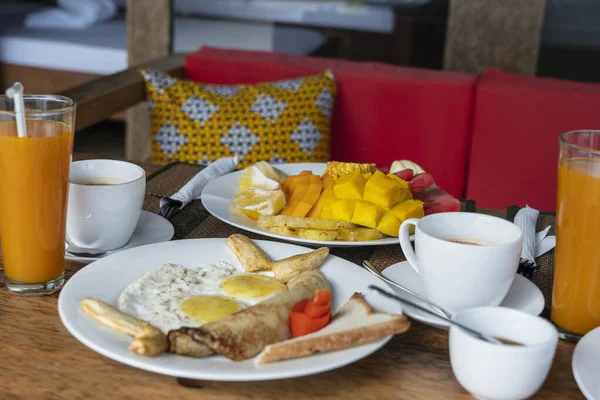 坦桑尼亚 桑给巴尔岛 一家酒店餐厅附近的海滩上 为两个人准备了热带早餐 包括水果 炒鸡蛋和香蕉煎饼 — 图库照片