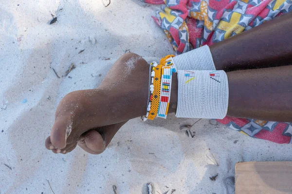 Stamm Massai Bein Mit Einem Bunten Armband Aus Nächster Nähe — Stockfoto