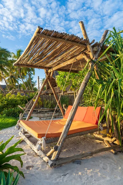 島Zanzibar タンザニア 東アフリカ 旅行と休暇のコンセプトの近くの熱帯ビーチの天蓋の下にマットレス付きの木製のスイング — ストック写真