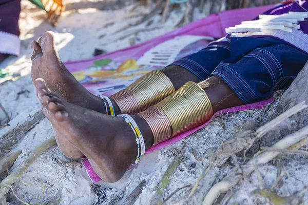 Stamm Massai Bein Mit Einem Bunten Armband Aus Nächster Nähe — Stockfoto