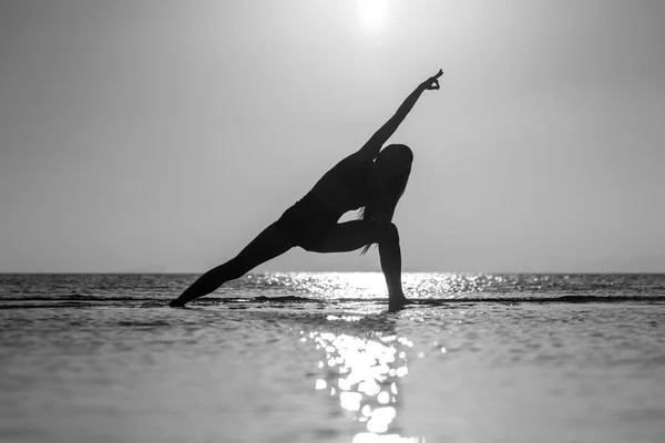 Silhouette Donna Piedi Posa Yoga Sulla Spiaggia Tropicale Durante Tramonto — Foto Stock