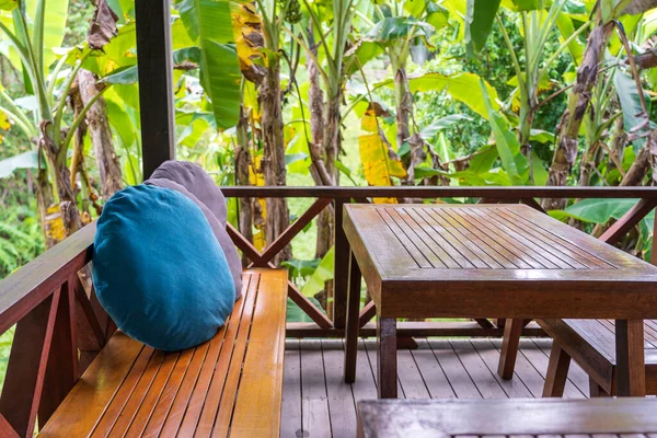 Houten Bank Met Kussens Tafel Een Houten Veranda Het Tropische — Stockfoto