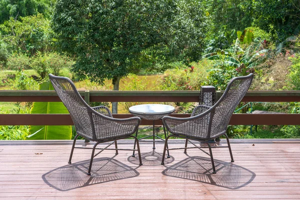 島の美しい景色を望むトロピカルガーデンの裏庭にある2つの椅子とテーブル ボルネオ島 マレーシア クローズアップ — ストック写真