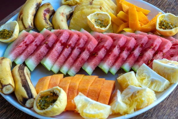 热带水果在早餐盘 关闭关闭 新鲜西瓜 西番莲果 海滩餐馆用橙子 坦桑尼亚桑给巴尔岛 — 图库照片