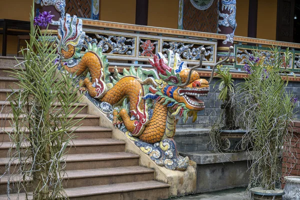 ダナン ベトナムの街の手順で仏教寺院への入り口にカラフルな龍の彫刻 閉じろ — ストック写真