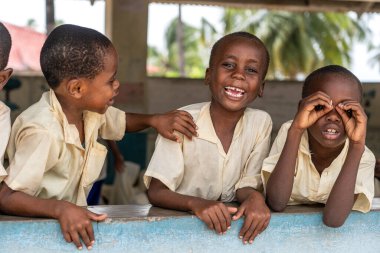 Zanzibar, Tanzanya - 15 Ocak 2020: Zanzibar, Tanzanya, Doğu Afrika 'daki dersten sonra yerel bir okulda kimliği belirsiz Afrikalı çocuklar
