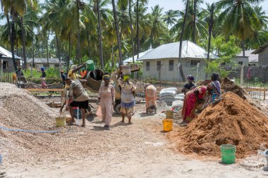 Zanzibar, Tanzanya - 15 Ocak 2020: Afrikalı erkek ve kadın işçiler Zanzibar Adası, Tanzanya, Doğu Afrika 'da yeni bir inşaat alanında çalışıyorlar