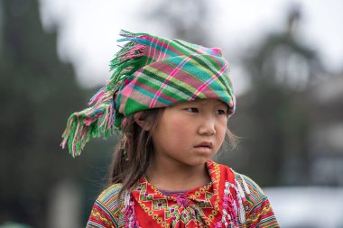 Sapa, Vietnam - Mart 04, 2020: Kuzey Vietnam 'daki Sapa dağ köyünde sokaktaki genç kız