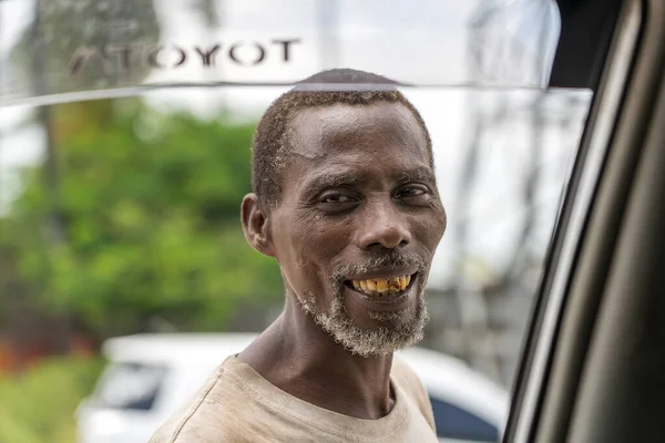 Zanzibar Tanzania Dicembre 2019 Povero Africano Una Strada Vicino Auto — Foto Stock