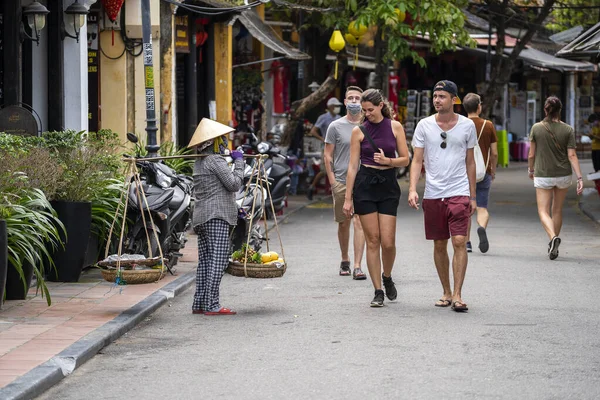 Hoi Vietnã Março 2020 Mulher Vietnamita Com Chapéu Palha Com — Fotografia de Stock