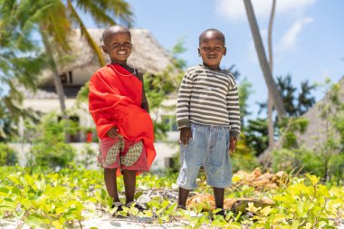 Zanzibar, Tanzanya - 11 Kasım 2019: Zanzibar Adası, Tanzanya, Doğu Afrika 'daki tropik plajda iki Afrikalı çocuk