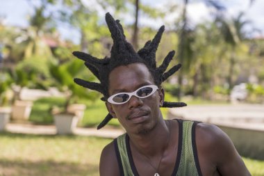 Zanzibar, Tanzanya - 14 Kasım 2019: Afrikalı adam Doğu Afrika 'daki Tanzanya' nın Zanzibar adasındaki Stone Town 'da dinleniyor.