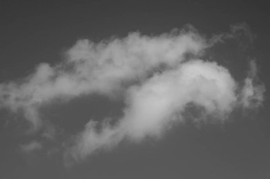 Gökyüzü arka planında beyaz bulutlar. Doğa konsepti. Siyah ve beyaz