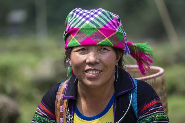 Sapa Vietnam Mars 2020 Une Femme Hmong Ethnique Portant Des — Photo