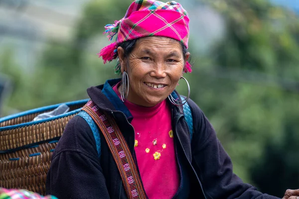 ベトナム 2020年3月6日 民族衣装や宝石を身に着けているモン族の女性は 観光客が山の村サパ 北ベトナムの通りに手工芸品を販売するのを待つ — ストック写真