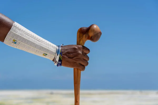 Masai Stammeshand Mit Buntem Armband Sandstrand Der Nähe Des Meeres — Stockfoto