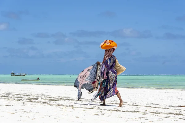 Afrikaanse Vrouw Verkoopt Souvenirs Kleding Voor Toeristen Buurt Van Oceaan — Stockfoto