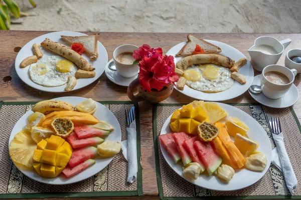 Trópusi Reggeli Gyümölcs Kávé Rántotta Banán Palacsinta Két Részére Tengerparton — Stock Fotó