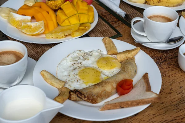 坦桑尼亚 桑给巴尔岛 一家酒店餐厅附近的海滩上 为两个人准备了热带早餐 包括水果 炒鸡蛋和香蕉煎饼 — 图库照片