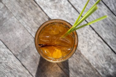 Sağlıklı, ferahlatıcı bir tarçın ve ahşap bir masada limon otu sapları, üst manzara, kapat