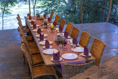 Boş bir restoran terasında masa ve rattan sandalyeler servis ettim. Tanzanya, Doğu Afrika