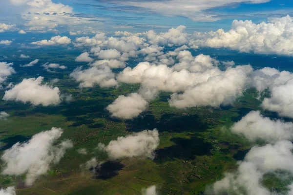 Fliegen Über Der Erde Und Über Den Wolken Auf Dem — Stockfoto