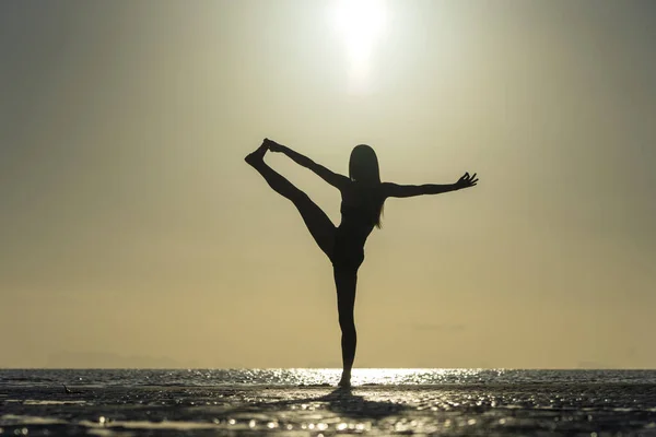 Silueta Mujer Pie Postura Yoga Playa Tropical Durante Puesta Del — Foto de Stock